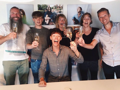 Orange Skyline : tekenen van contract bij platenlabel Caroline Benelux