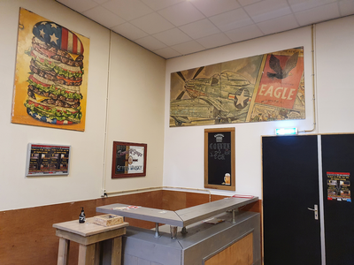 Muziek Organisatie Noord (MON) : interieur orkestruimte met bar en wanddecoratie