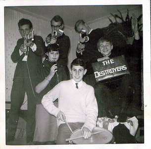 Bandfoto : The Destroyers in de slaapkamer van Gerard in Helpman, een van de eerste optredens in voorlopige bezetting nog zonder bas