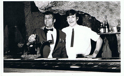 Flintstonebar : interieur met barkeepers Appie Visser en Hans Grapperhaus