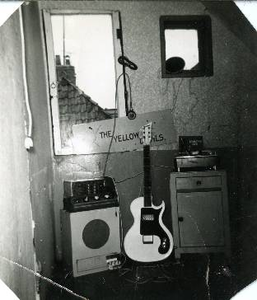 Willem Pikkert : foto van het instrumentarium van Willem Pikkert, gitarist van de band The Yellow Devils. Foto is genomen in de slaapkamer van Willem Pikkert aan de Hardewickerstraat 33 in GroningenDe gitaar is gekocht bij Willy Weitz