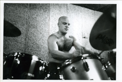 Popburo : drummer Dikkie Bakker van Mean Machine in de oefenruimte tijdens fotoshoot voor bij interview in Popburo-blad Demo