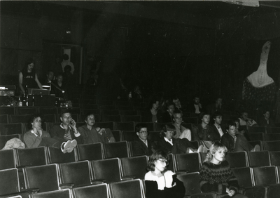 Rave-On : optreden, kijkje in de zaal met publiek in het pas gekraakte Grand Theatre in Groningen. Achteraan links geluidman Hans Konneman