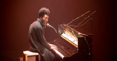 Eurosonic 2014 : pianist zanger Benjamin Clementine tijdens een optreden in het Grand Theatre (bovenzaal)