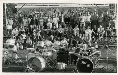 Het Drumbeest : compositie van 45 minuten voor 55 drummers, laatste repetitie voor de uitvoering, foto met alle drummers die mee doen, op de speelweide Stadspark