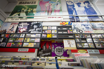 Elpee : wand met CD's, LP's en posters, Oosterstraat 24-1 in Groningen