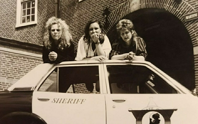 The Admirals : bandfoto met Amerikaanse politieauto op de hoek van Prinsenhof en Martini Kerkhof