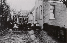  Kleuters voor de Christelijke bewaarschool te Baambrugge omstreeks 1914, met links juffrouw Happel