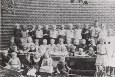  Kleuters voor de bewaarschool te Baambrugge omstreeks 1915.