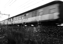 151033 Afbeelding van een voorbijsnellende trein met internationale rijtuigen van de Deutsche Bundesbahn (D.B.) ter ...