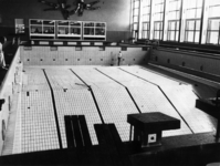 78343 Interieur van het Zwembad Den Hommel (Kennedylaan 5) te Utrecht: leeggepompt binnenwedstrijdbad tijdens het ...