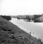 159038 Gezicht op de tijdens de oorlog vernielde spoorbrug over het Coevorden - Vechtkanaal te Coevorden (spoorlijn ...