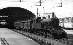 161087 Afbeelding van de stoomlocomotief nr. 6024 (serie 6000) van de N.S. met een trein naar Roosendaal op het ...
