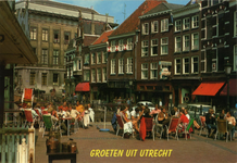 123430 Gezicht op de Vismarkt te Utrecht, met op de voorgrond het terras op de Kalisbrug en op de achtergrond een ...
