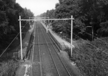 153294 Gezicht op de sporen en perrons van het N.S.-station Oosterbeek te Oosterbeek vanaf het viaduct van de Dreijenseweg.