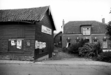 25106 Gezicht op een gedeelte van de voormalige meubelfabriek Fa. H. Zuidervliet & Zn. (Dorp 37a-39) te Polsbroek ...
