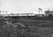 151028 Afbeelding van een electrisch treinstel mat. 1964 (plan V) van de N.S. te Arnhem (Velperbroek Aansluiting, ...