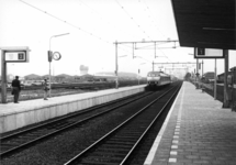 153080 Gezicht op de nieuwe perrons van het N.S.-station Elst te Elst met een electrisch treinstel plan V (mat. 1964) ...