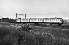 151030 Afbeelding van een electrisch treinstel mat. 1946 in geel/grijze huisstijl van de N.S. bij Velperbroek ...
