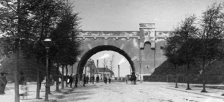 156894 Gezicht op de Nieuwe Hezelpoort in de spoordijk te Nijmegen vanuit het oosten.