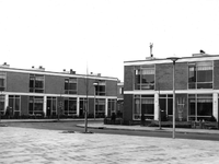 62650 Gezicht in de Lotsydreef te Utrecht met de huizen nrs. 18-20 (geheel rechts); links de huizen nrs. 51-57.