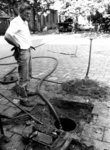 91838 Afbeelding van het leegpompen van een olietank op het plein van de Torenpleinschool (Schoolstraat 7) te Vleuten ...