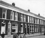 74512 Gezicht op de voorgevels van de panden Zandhofsestraat 62-hoger te Utrecht.