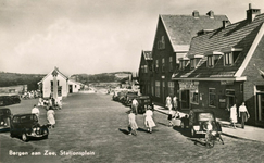 162649 Gezicht op het Stationsplein te Bergen aan Zee, met links het tramstation.