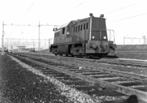 160439 Afbeelding van de diesel-electrische locomotief nr. 2015 (serie 2000) van de N.S. op het rangeerterrein ...