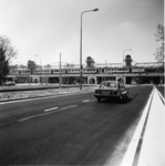 156272 Gezicht op het N.S.-station Amsterdam Lelylaan te Amsterdam met een electrisch treinstel plan F (mat. 1954) van ...