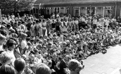 89809 Afbeelding van de leerlingen en hun ouders tijdens de (her)opening van de (verbouwde) Pastoor van Luenenschool ...