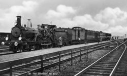 161280 Afbeelding van de stoomlocomotief nr. 1445 (serie 1300/1400) van de N.S. met een trein langs het perron van het ...