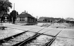 161792 Gezicht op het uit 1903 daterende voormalige station Oldenzaal E.O. te Oldenzaal. Rechts op de achtergrond het ...