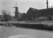 74854 Gezicht op het Zwartewater te Utrecht en het terrein van de afgebroken olieslagerij van de firma Verloop en Co en ...