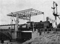 157285 Gezicht op de spoorbrug over het Apeldoornsch Kanaal te Apeldoorn met een stoomlocomotief uit de serie 3900 van ...