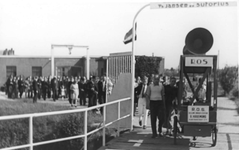60518 Afbeelding van het personeel bij het verlaten van het terrein van de machinefabriek Jansen en Sutorius ...
