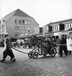 159290 Afbeelding van een antieke brandspuit tijdens de optocht over het Stationsplein te Eindhoven ter gelegenheid van ...