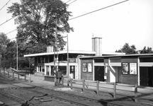 150763 Gezicht op de perronzijde van het N.S.-station Veenendaal-de Klomp te De Klomp.