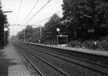 153295 Gezicht op de perrons van het N.S.-station Oosterbeek te Oosterbeek.