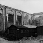 157730 Interieur van het tijdens de oorlog vernielde N.S.-station Nijmegen te Nijmegen: kantoorruimte in de zuidelijke ...
