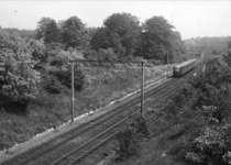 151082 Afbeelding van een electrisch treinstel mat. 1946 van de N.S. tussen Arnhem en Oosterbeek (landgoed Maiëndaal).