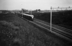 161053 Afbeelding van enkele gekoppelde electrische treinstellen mat. 1936 van de N.S. in de ingraving te Emminkhuizen ...