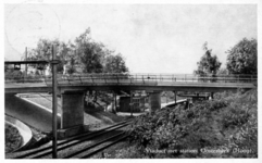 161920 Gezicht op het viaduct in de Stationsweg (Dreyensebrug) te Oosterbeek over de spoorlijn Utrecht-Arnhem, met op ...