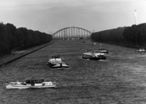 153638 Gezicht op het Amsterdam-Rijnkanaal bij Weesp met diverse schepen en op de achtergrond de spoorbrug.