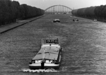 153639 Gezicht op het Amsterdam-Rijnkanaal bij Weesp met diverse schepen en op de achtergrond de spoorbrug.