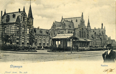 164946 Gezicht op het S.S.-station Nijmegen te Nijmegen, met op de voorgrond het gebouwtje van de stoomtram..