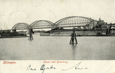 164957 Gezicht op de spoorbrug over de Waal te Nijmegen.