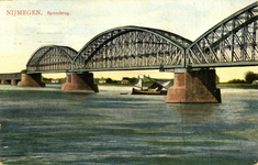 164958 Gezicht op de spoorbrug over de Waal te Nijmegen.