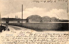 164959 Gezicht op de spoorbrug over de Waal te Nijmegen, uit het noordwesten.