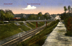 164963 Gezicht in de ingraving voor de spoorlijn tussen Oosterbeek en Arnhem, met het viaduct in de Schelmseweg te ...